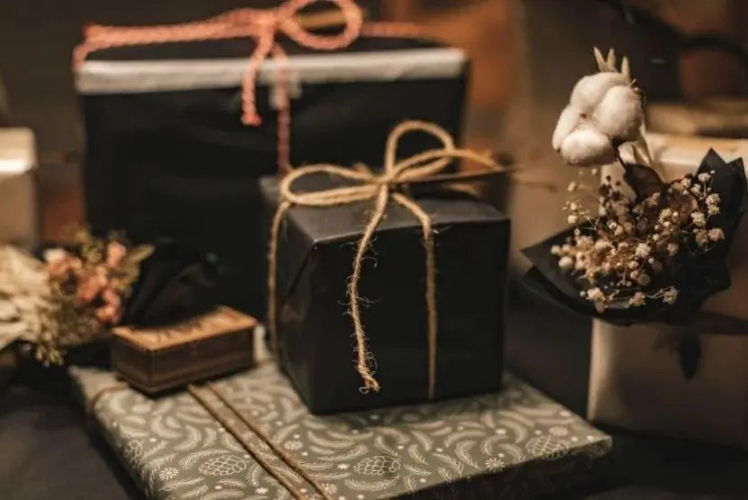 elegante-geschenke-zum-60-geburtstag-mann-schwarze-geschenkboxen-mit-schleife